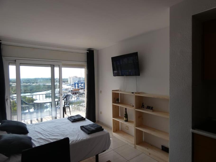 Estudio Con Vistas, Roses Luaran gambar