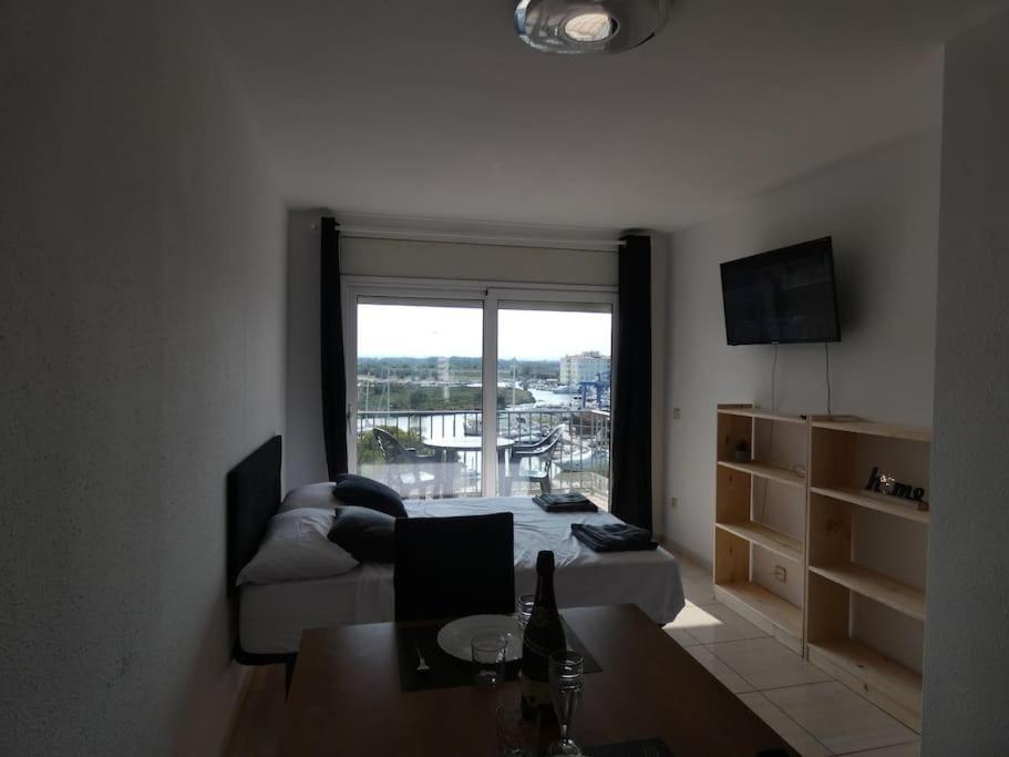 Estudio Con Vistas, Roses Luaran gambar