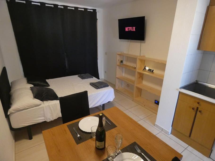 Estudio Con Vistas, Roses Luaran gambar