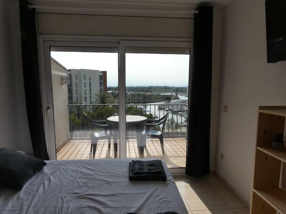 Estudio Con Vistas, Roses Luaran gambar