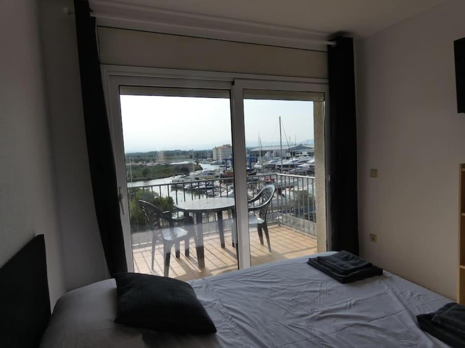 Estudio Con Vistas, Roses Luaran gambar