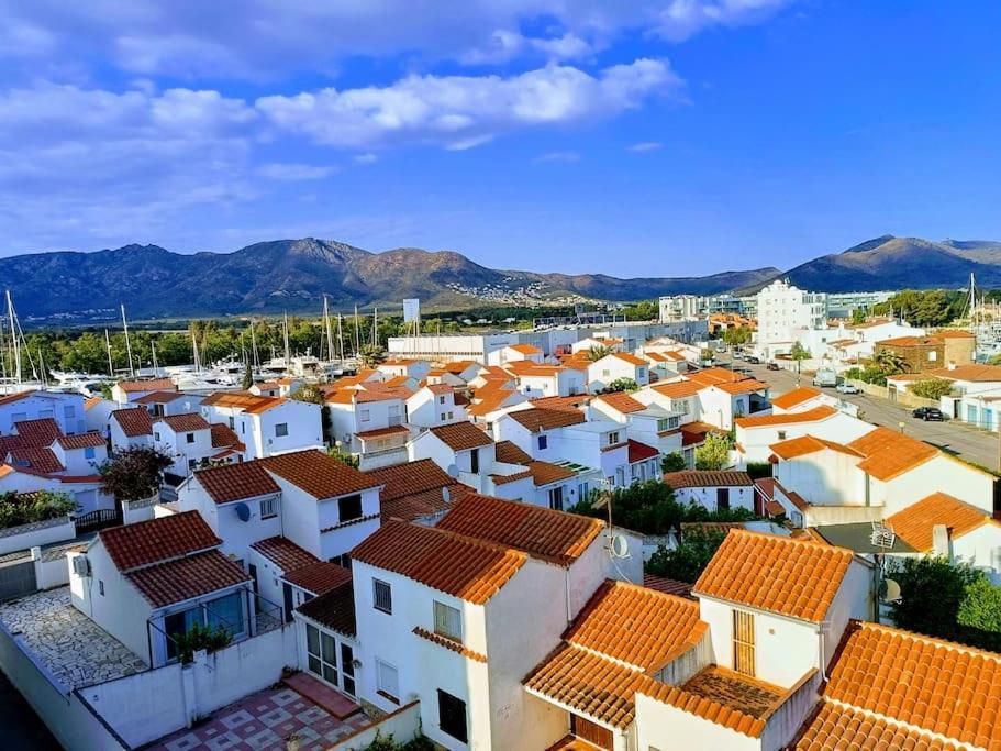 Estudio Con Vistas, Roses Luaran gambar