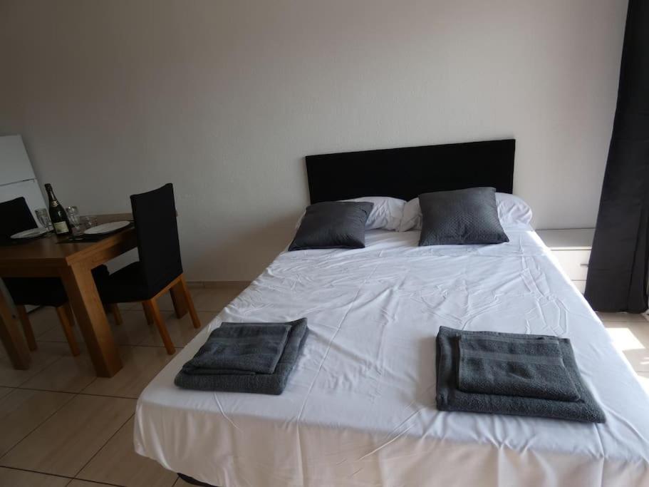 Estudio Con Vistas, Roses Luaran gambar