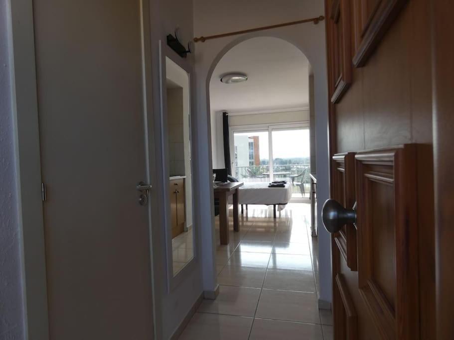 Estudio Con Vistas, Roses Luaran gambar
