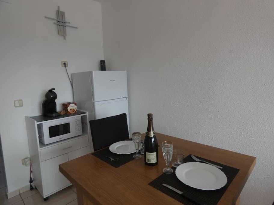 Estudio Con Vistas, Roses Luaran gambar