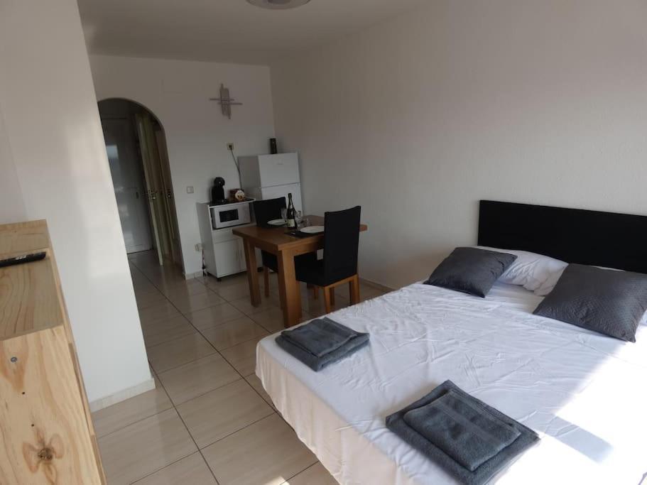 Estudio Con Vistas, Roses Luaran gambar