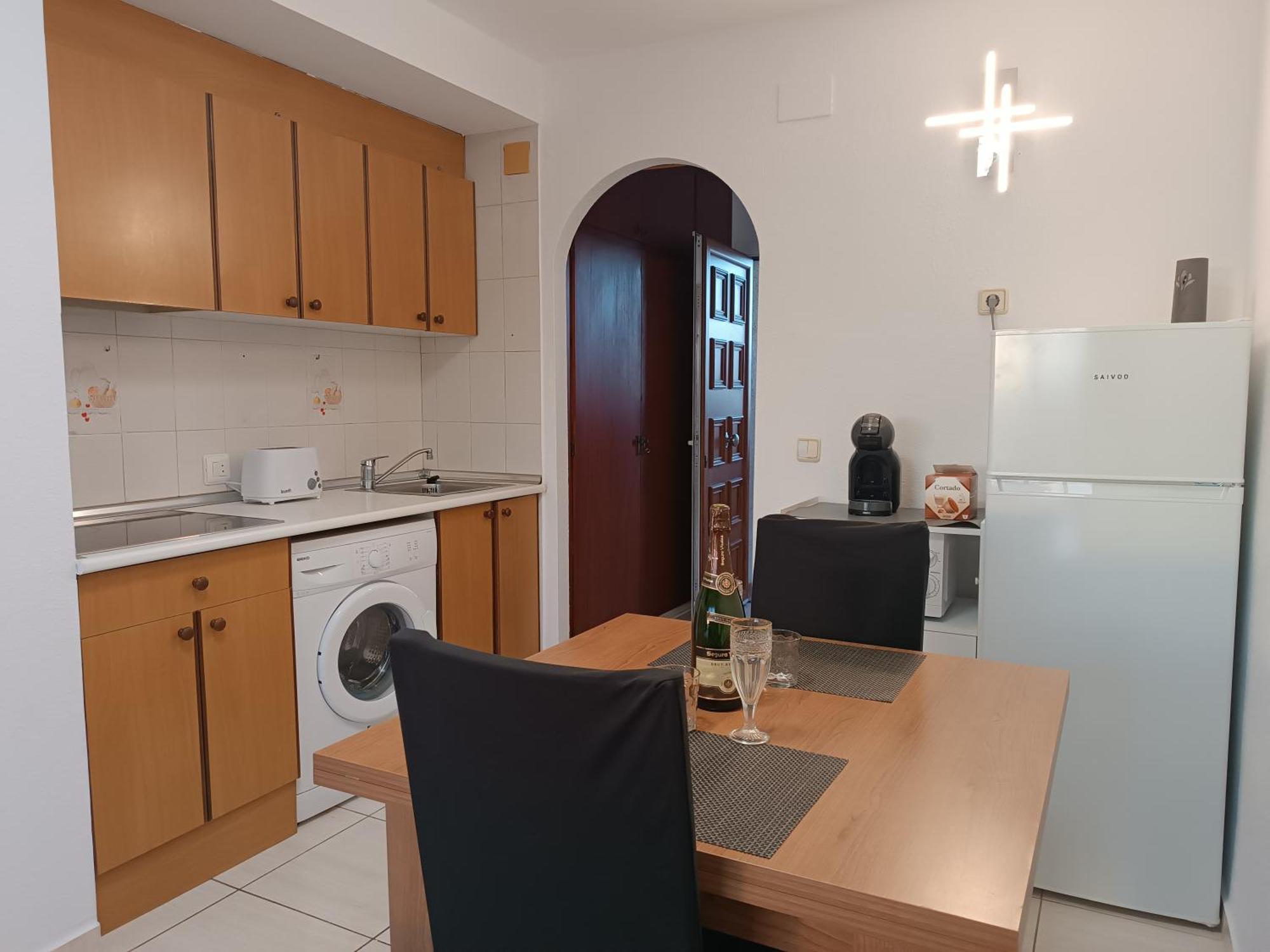 Estudio Con Vistas, Roses Luaran gambar